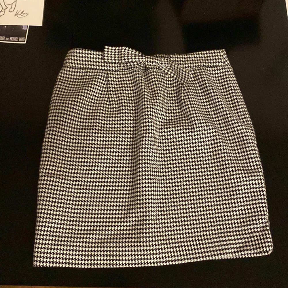 White and black houndstooth mini skirt